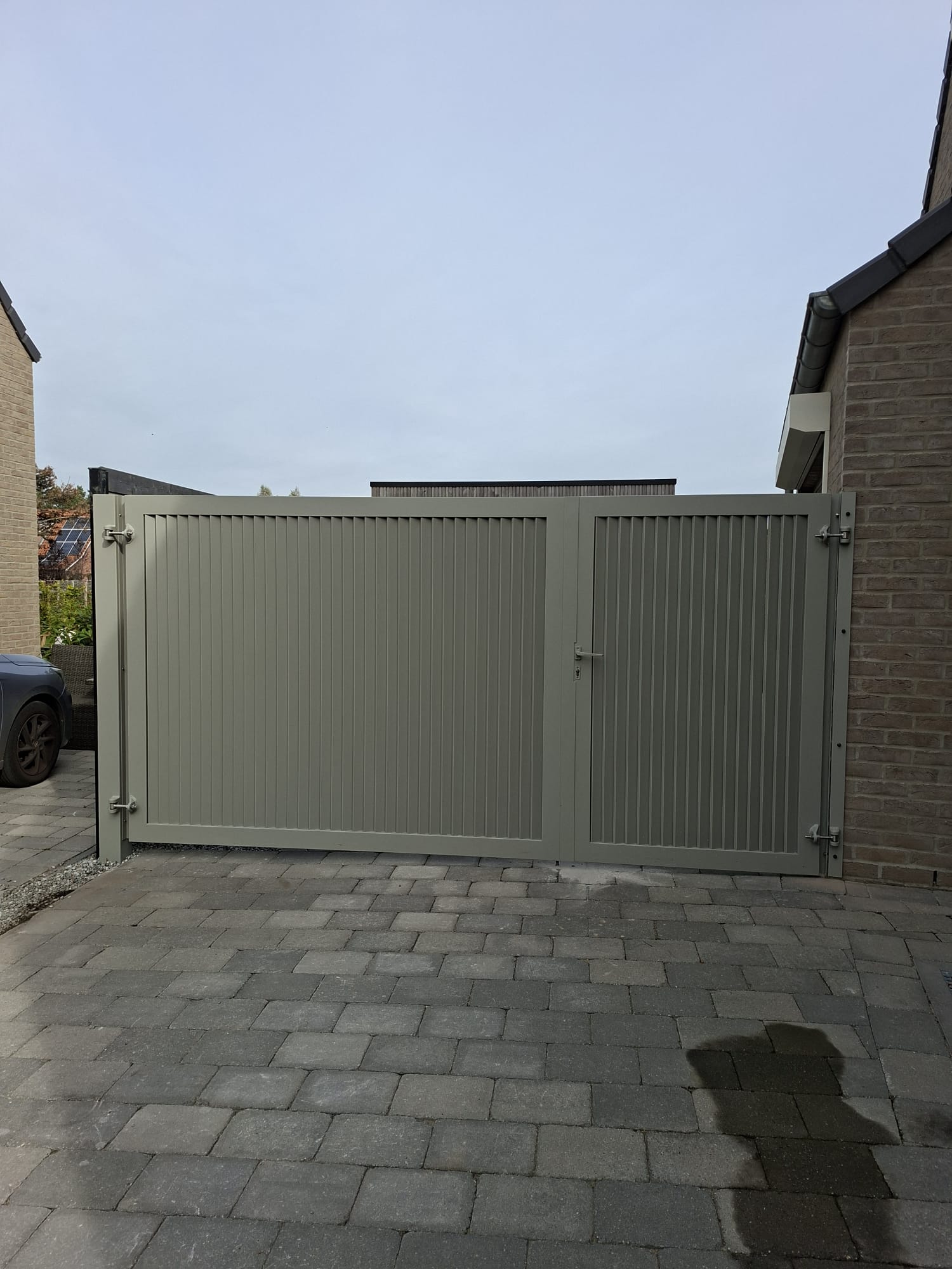 Dubbele draaipoort met paneel in salie