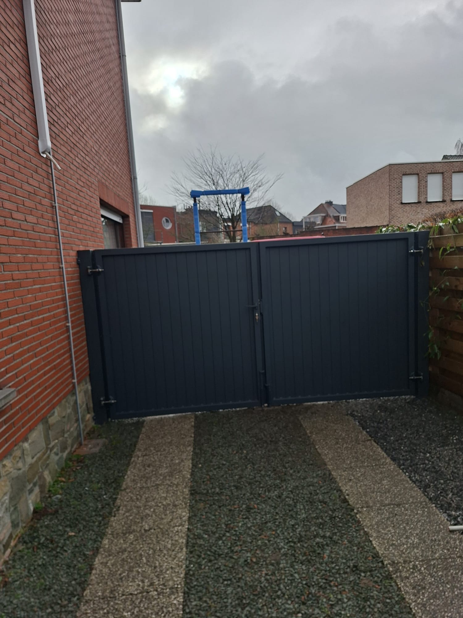 Antraciet draaipoort zijaanzicht
