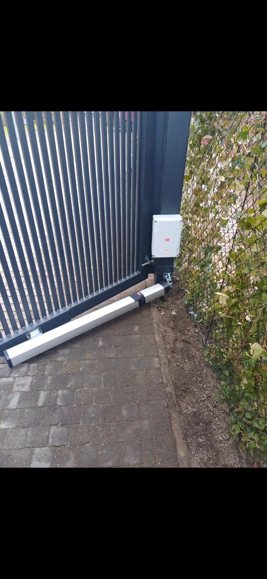 Geautomatiseerde antracieten draaipoort met zuigermotor