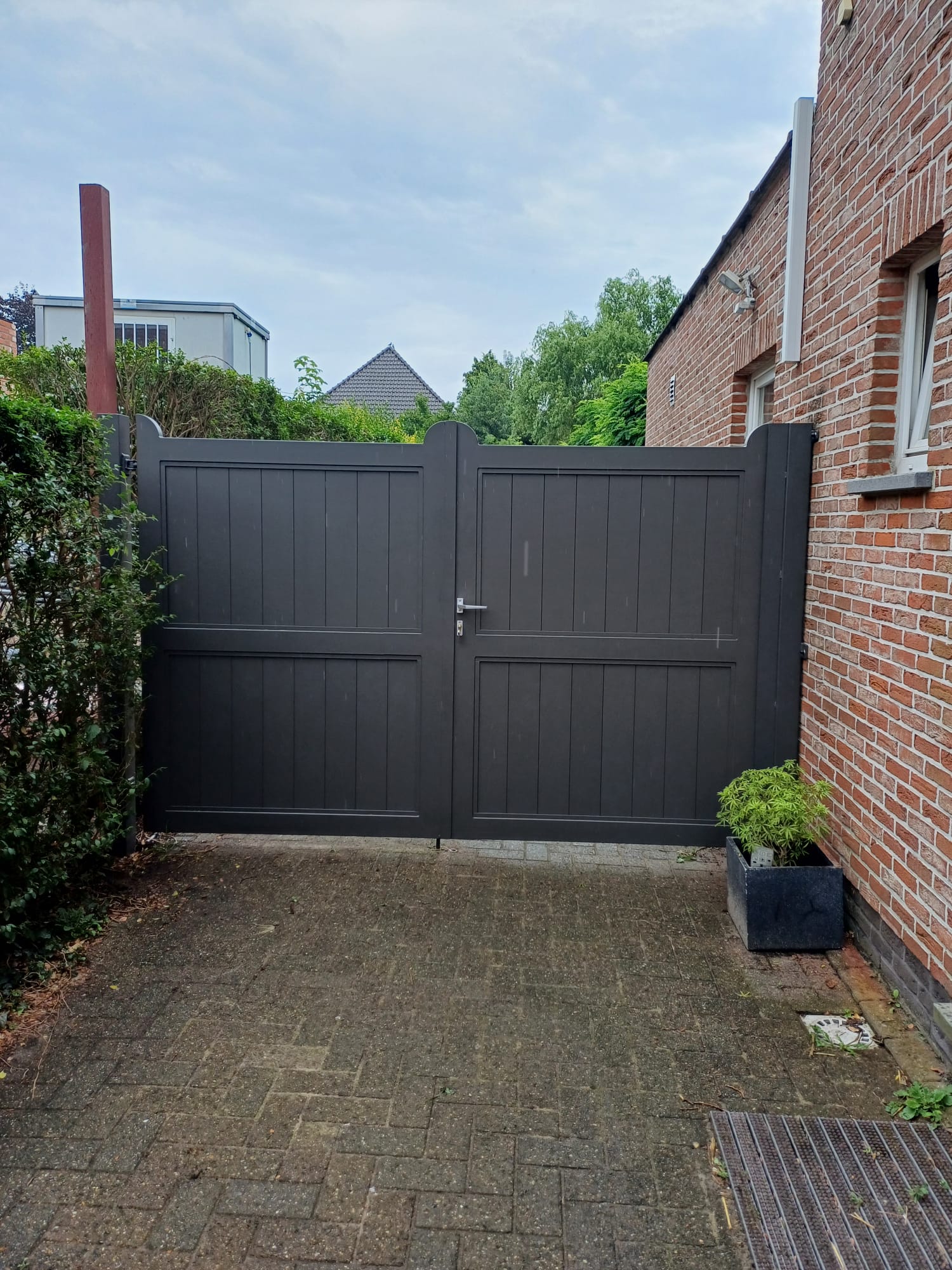 Grijze dubbele draaipoort met verticale lijnen