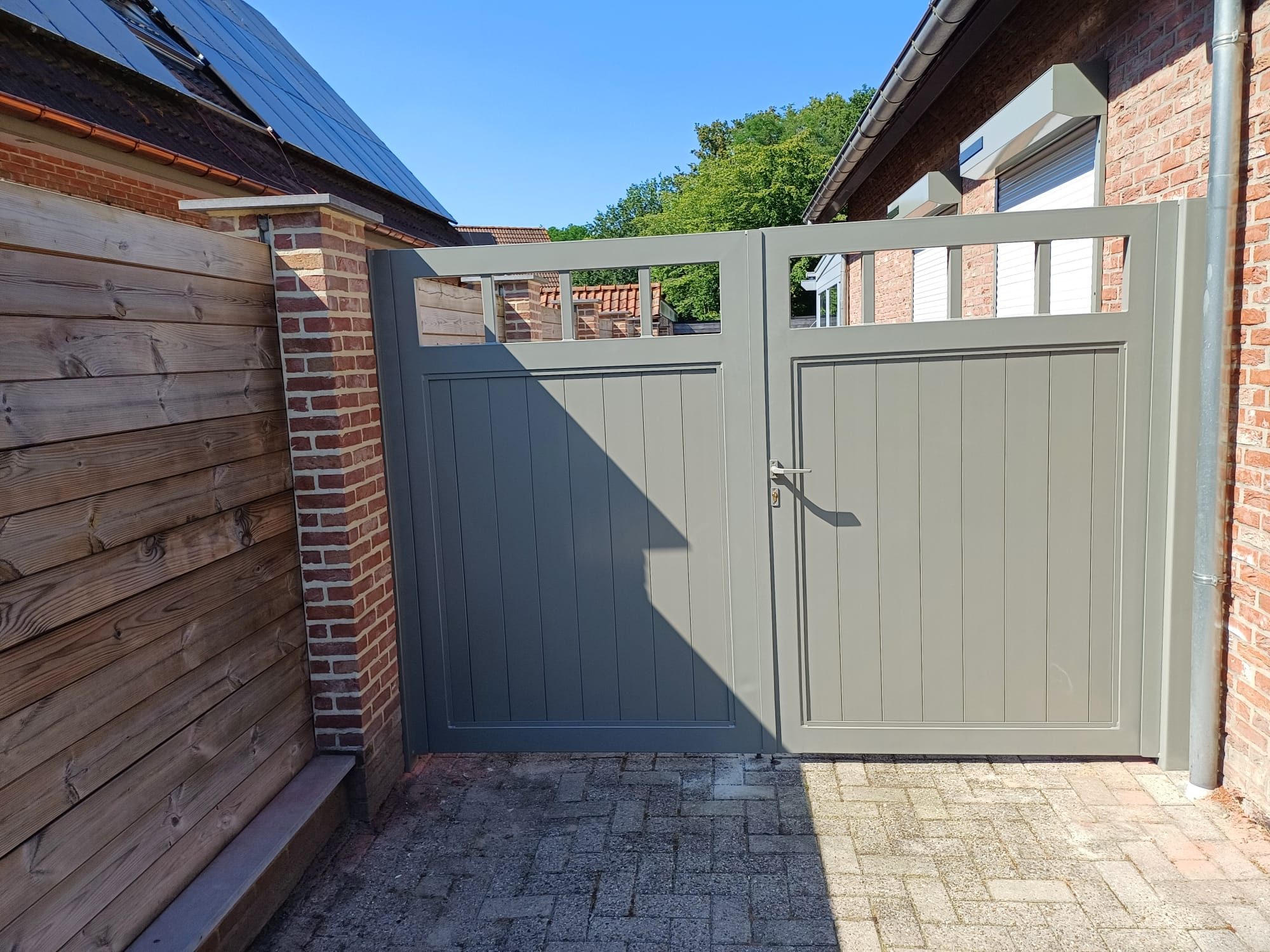 Saliegroene draaipoort met vensters