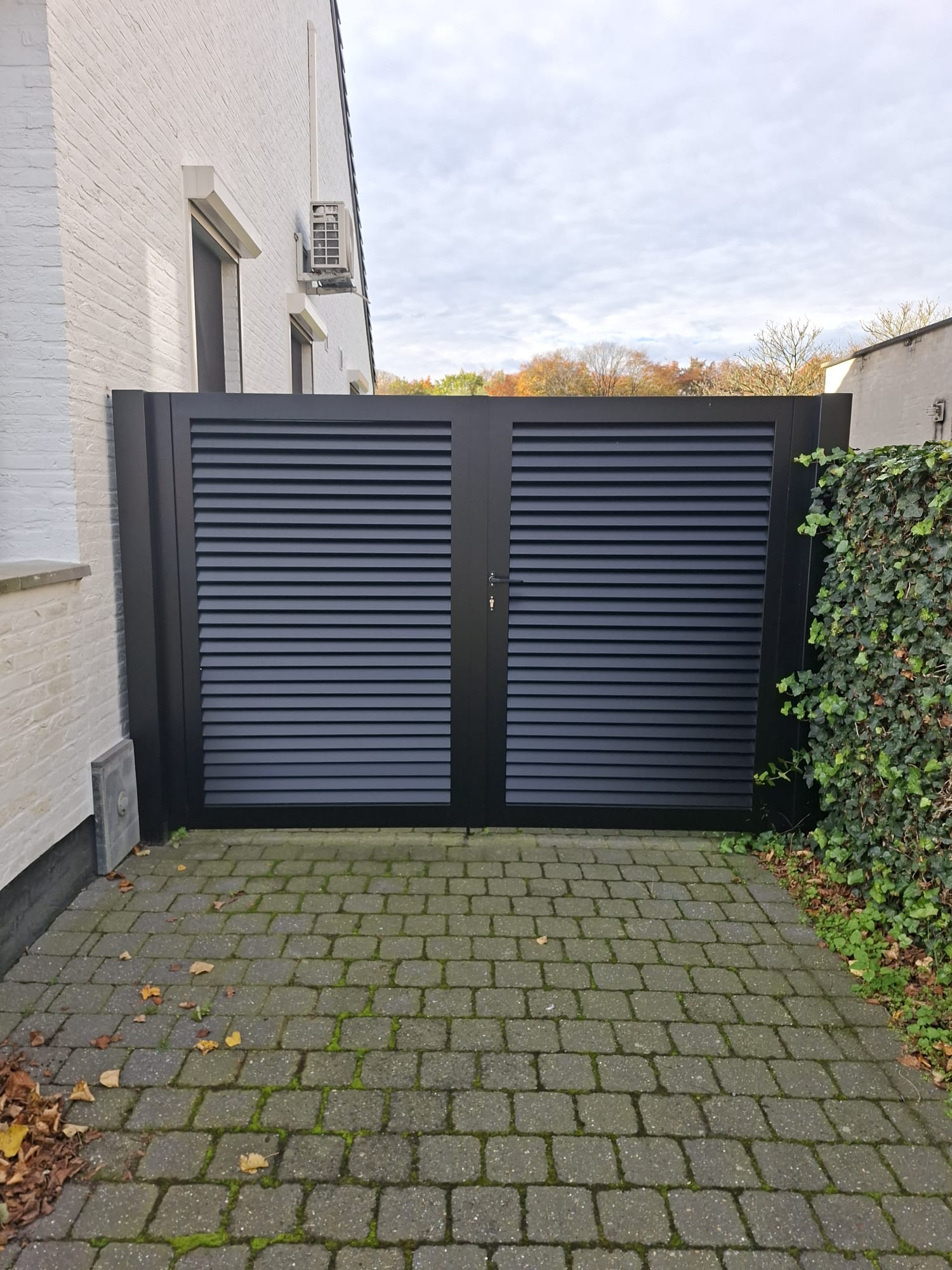 Zwarte jaloeziepoort