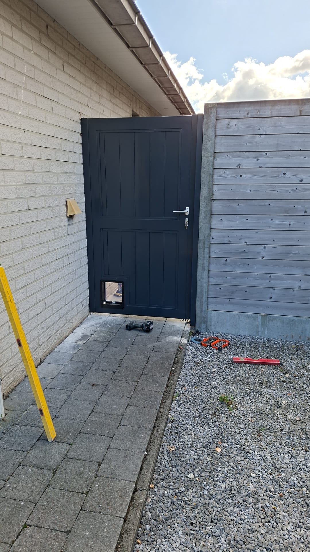 Antraciet loopdeur met kattenluik