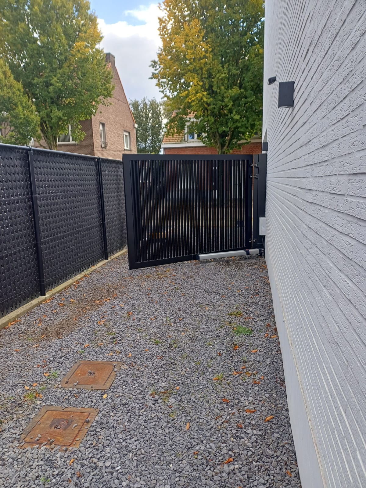 Zwarte tuinpoort met verticale lamellen