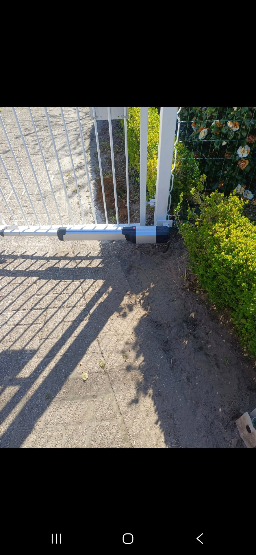 Automatisering van een bestaande witte draaipoort met zijmotor