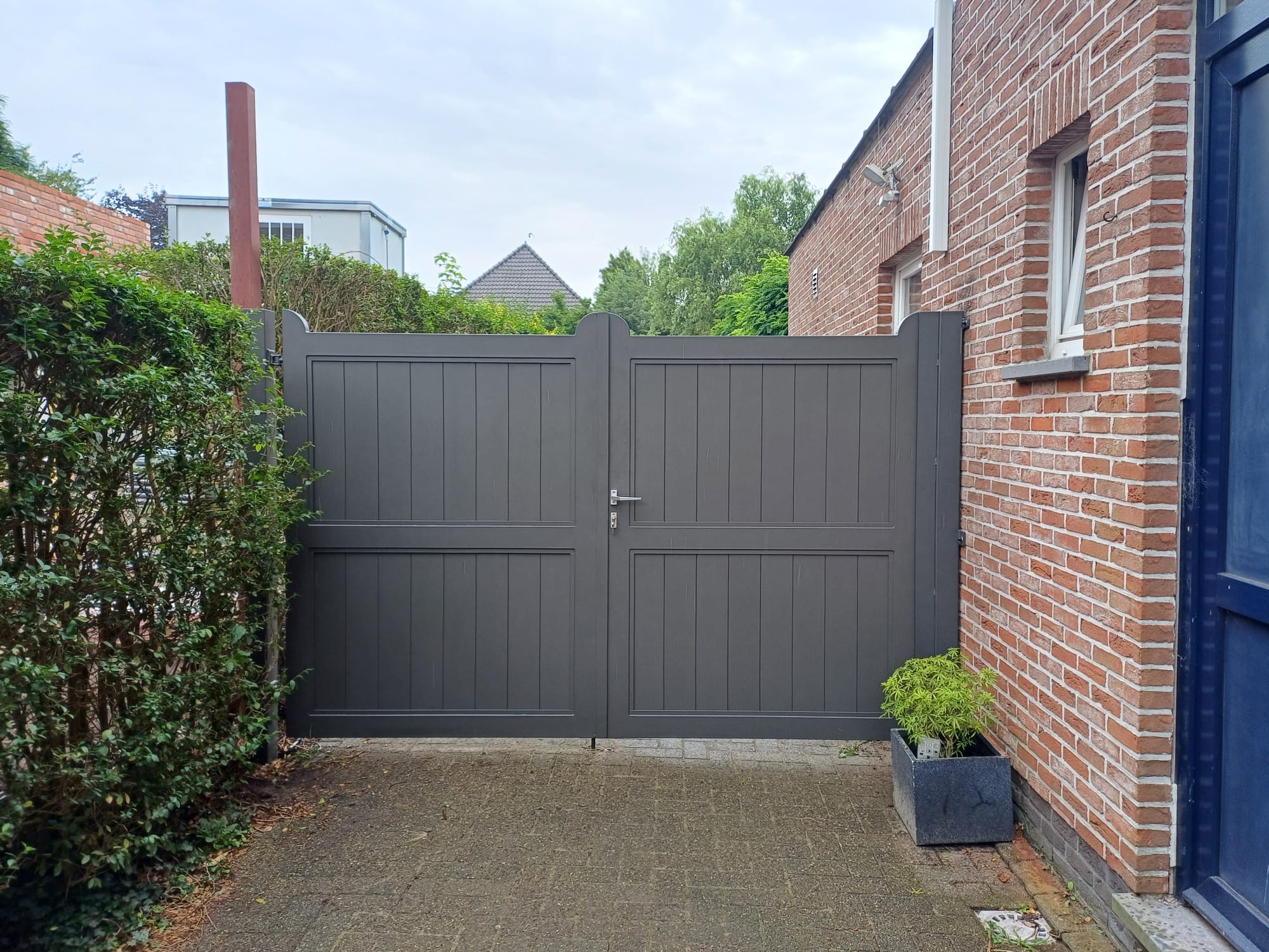 Antraciet draaipoort met ronde bovenkant