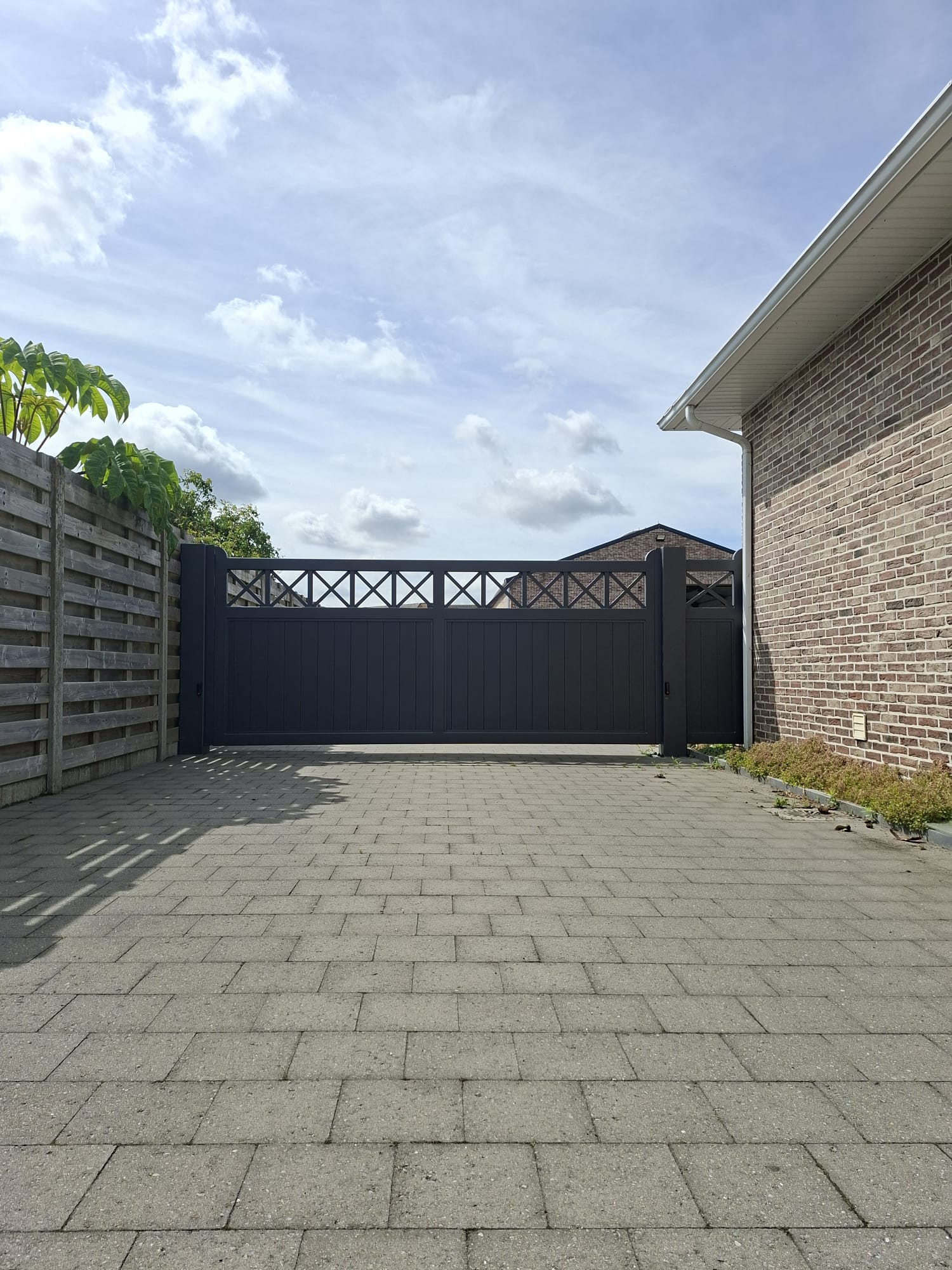 Antraciet poort met kruismotief