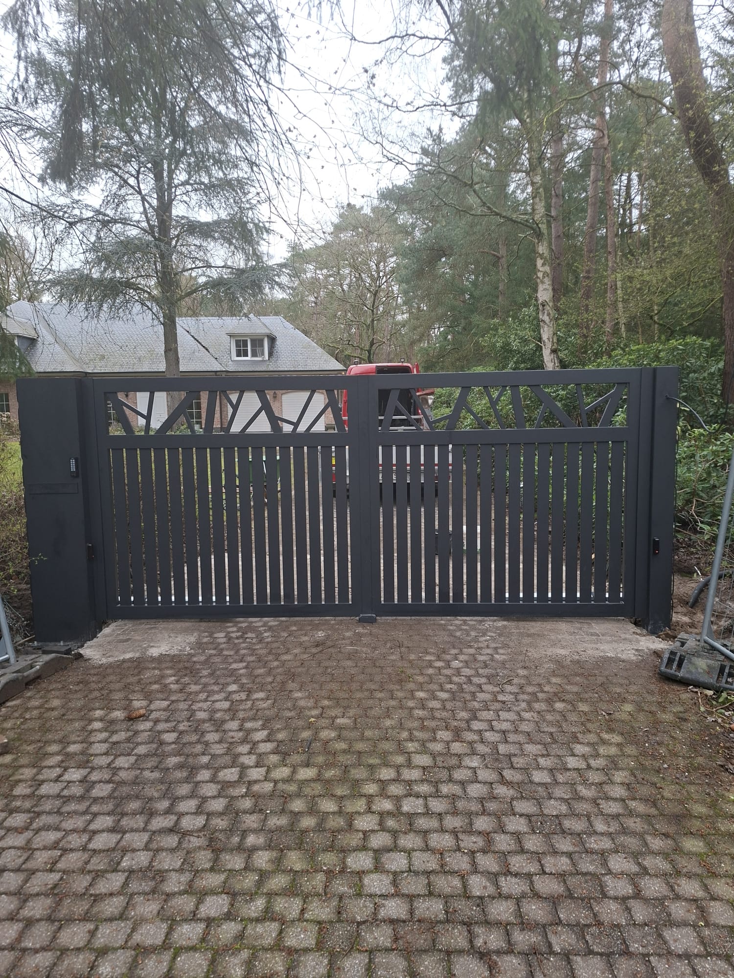 Dubbele draaipoort met takkenmotief