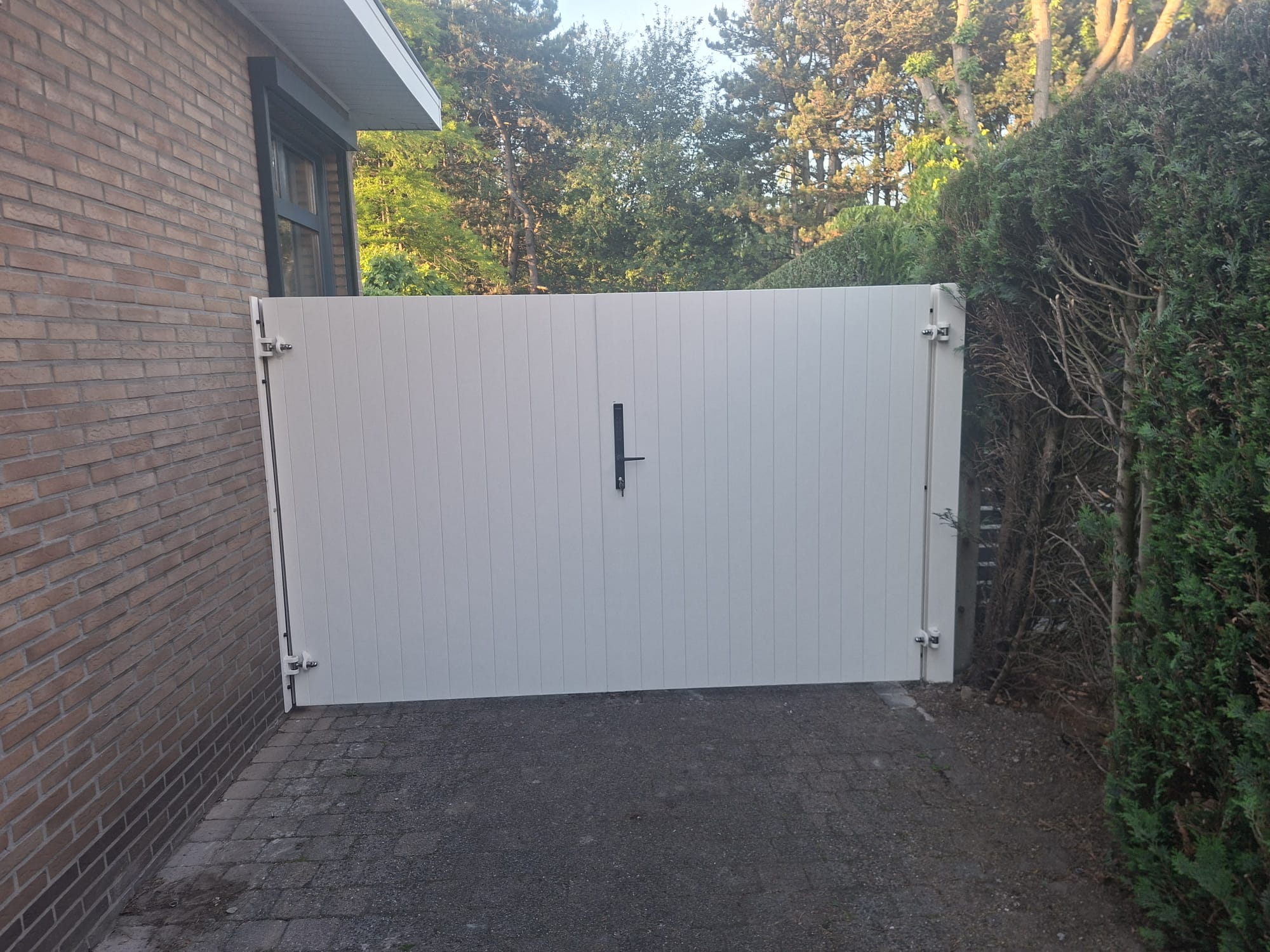 Dubbele draaipoort in wit met slot