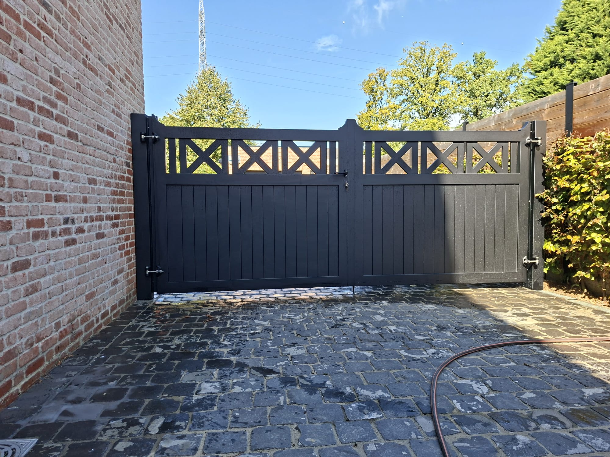 Dubbele draaipoort met kruismotief